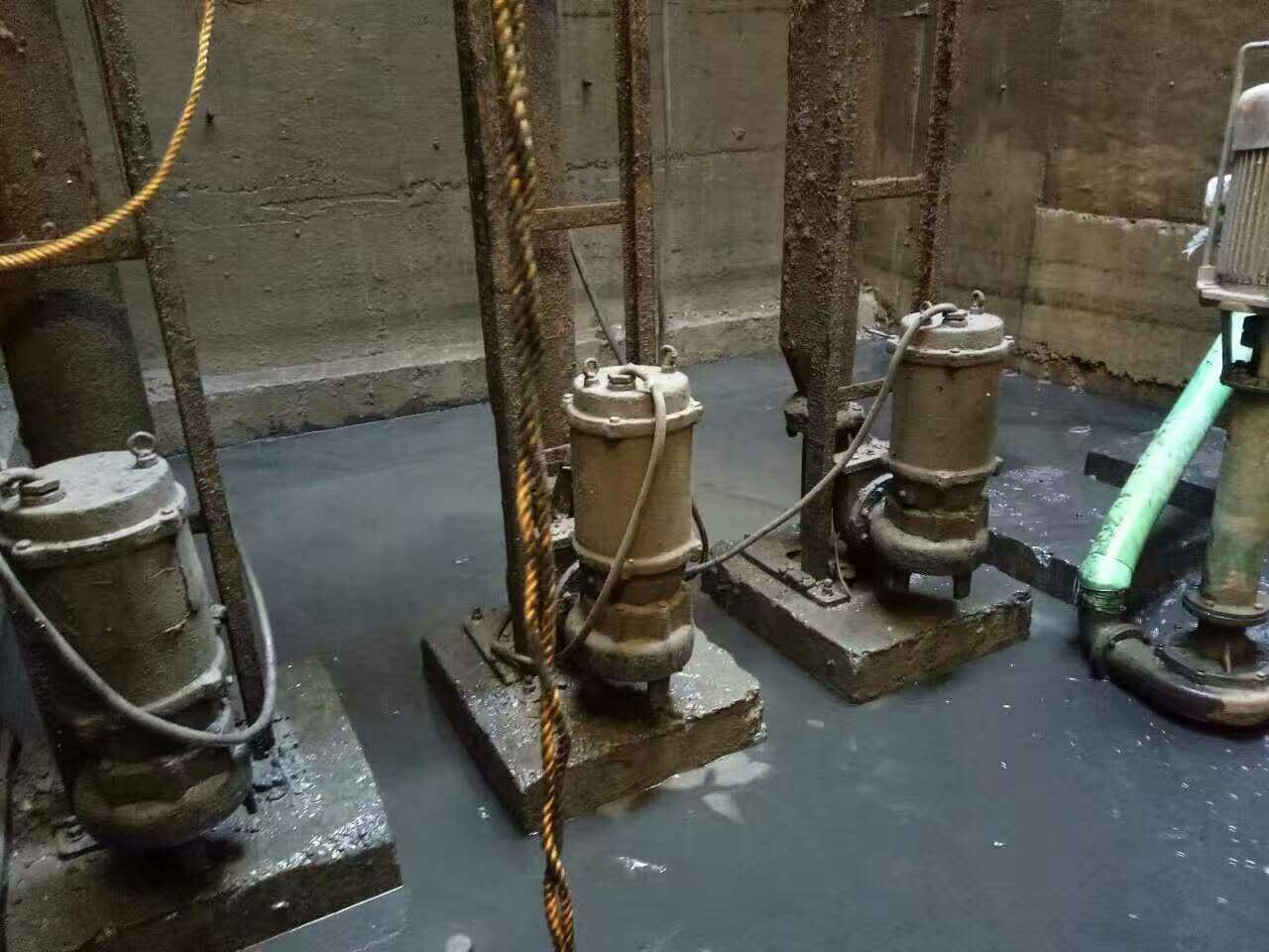 凤泉污水池清理