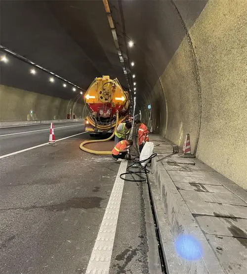 凤泉隧道排水渠清淤